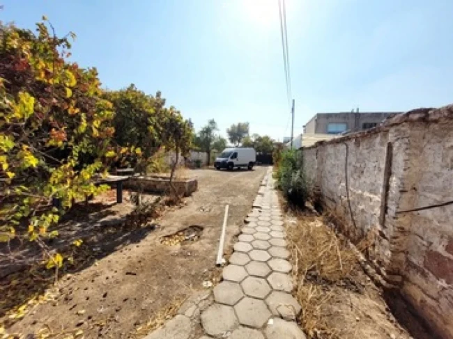 Terreno en venta habitacional de 619 m² con edificaciones independientes