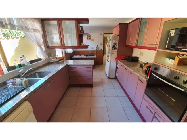 Parcela en venta con casa colonial de 6 dormitorios, piscina y jardín