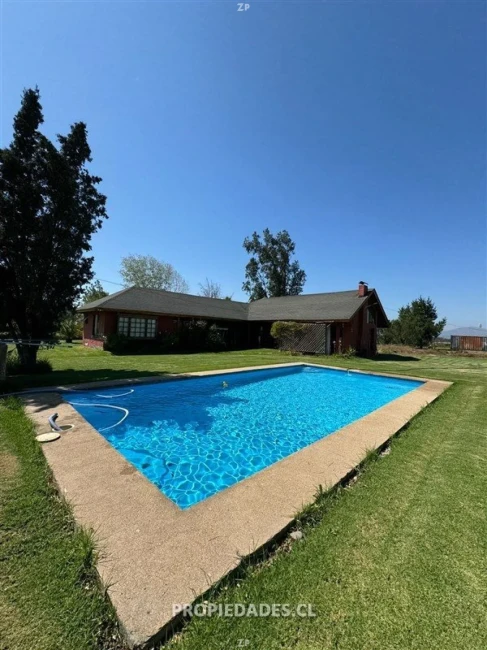 Parcela en venta con casa, piscina, bodega y 3 dormitorios