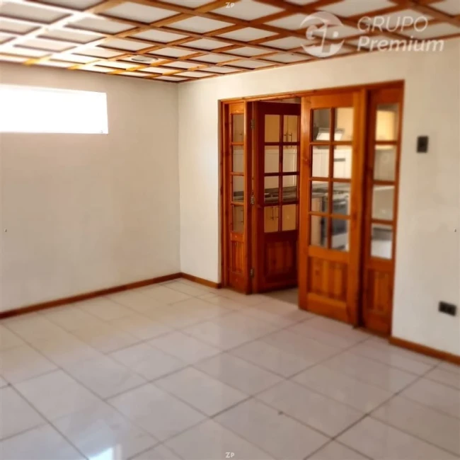 Parcela en venta con 4 construcciones, local comercial, piscina y 21.000 m²