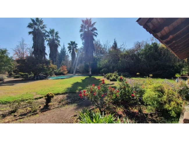 Parcela en venta con casa colonial de 6 dormitorios, piscina y jardín