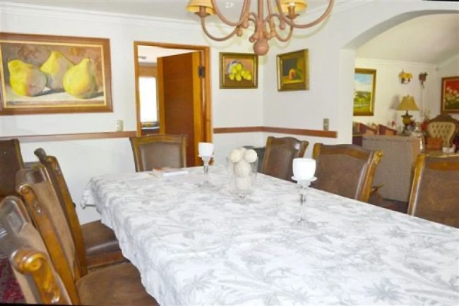 Parcela en venta con casa de 330 m², piscina y 12 estacionamientos