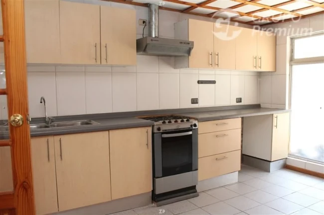 Parcela en venta con 4 construcciones, local comercial, piscina y 21.000 m²