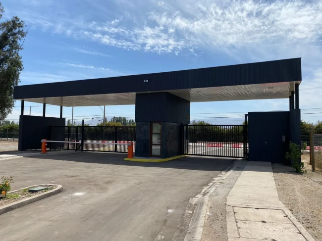 Parcela en venta de 5.059 m² plana con pinos y seguridad 24/7