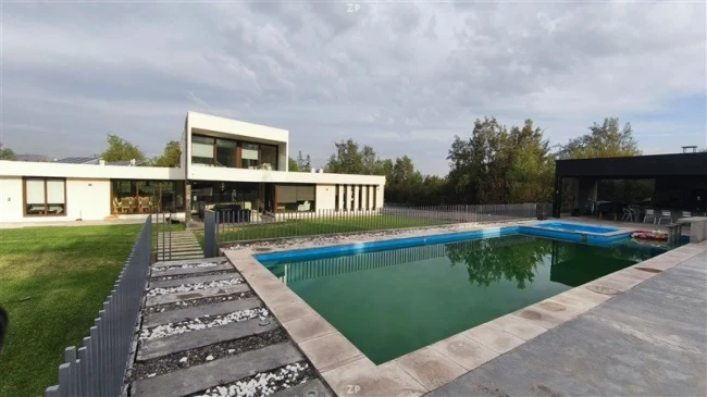 Parcela en venta con casa, cabaña, 7 dormitorios, piscina y quincho
