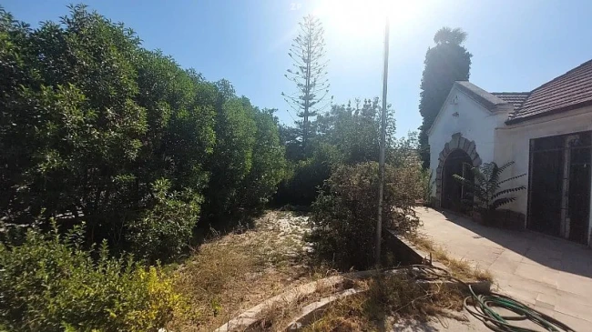 Terreno en venta de 3.092 m² con 2 viviendas y piscina en sector residencial