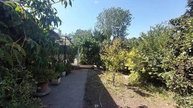 Terreno en venta de 3.092 m² con 2 viviendas y piscina en sector residencial