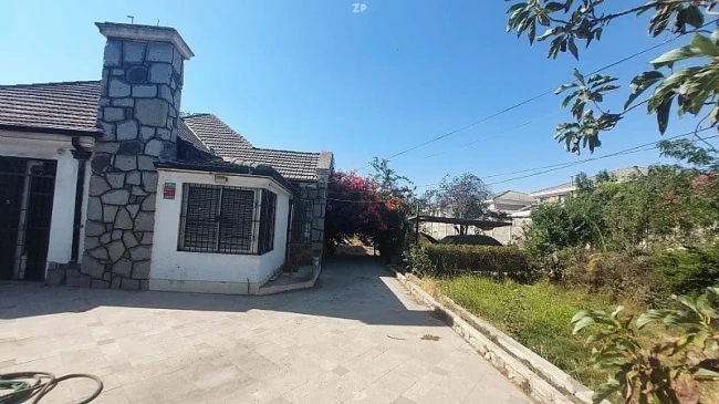 Terreno en venta de 3.092 m² con 2 viviendas y piscina en sector residencial