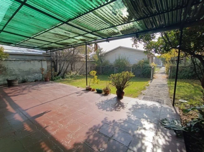 Terreno en venta de 550 m² con 2 construcciones y casa de 3 dormitorios