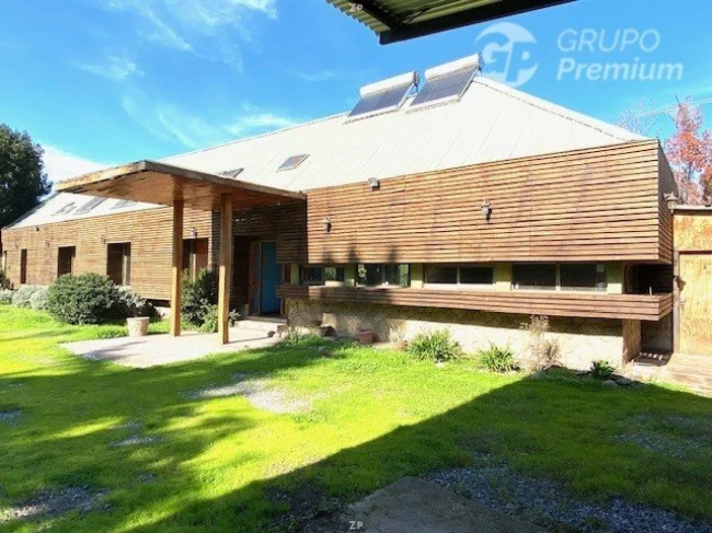Parcela en venta con casa de 300 m², 5 dormitorios, piscina y terraza