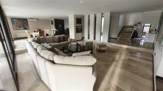 Parcela en venta con casa, cabaña, 7 dormitorios, piscina y quincho