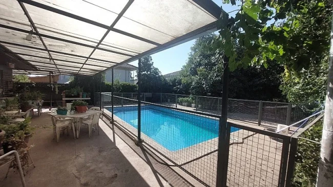 Terreno en venta de 3.092 m² con 2 viviendas y piscina en sector residencial