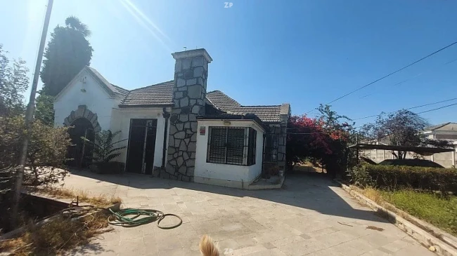 Terreno en venta de 3.092 m² con 2 viviendas y piscina en sector residencial