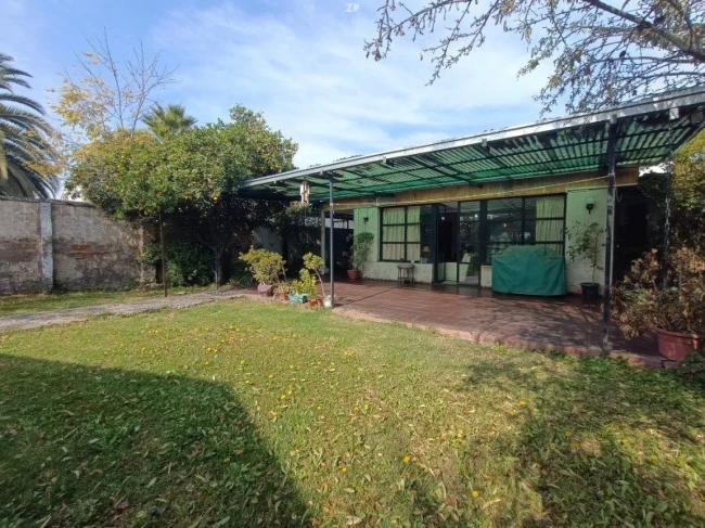 Terreno en venta de 550 m² con 2 construcciones y casa de 3 dormitorios