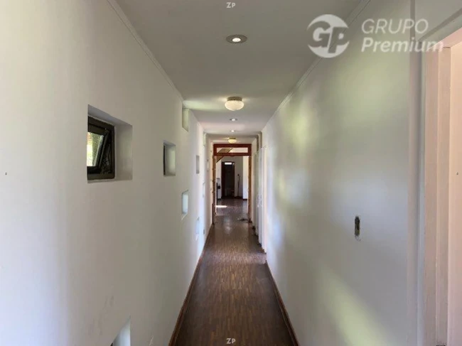 Parcela en venta con casa de 300 m², 5 dormitorios, piscina y terraza
