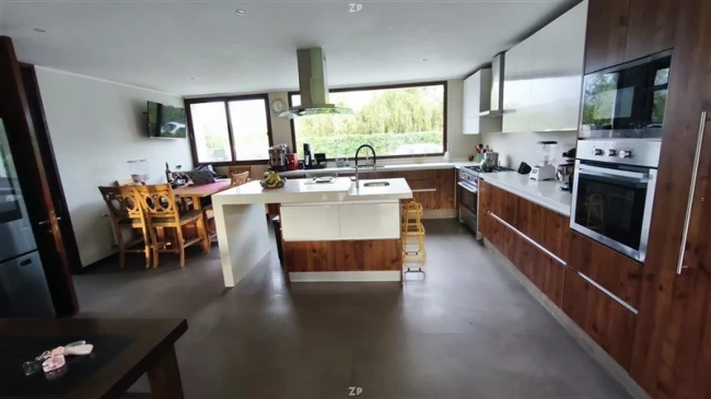 Parcela en venta con casa, cabaña, 7 dormitorios, piscina y quincho