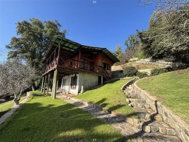 Parcela en venta de 6.000 m² con 2 cabañas, acceso a Laguna Aculeo y vista privi