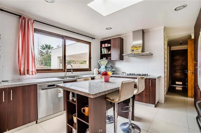 Parcela en venta de 5.000 m² con 2 casas, 8 dormitorios y piscina en condominio