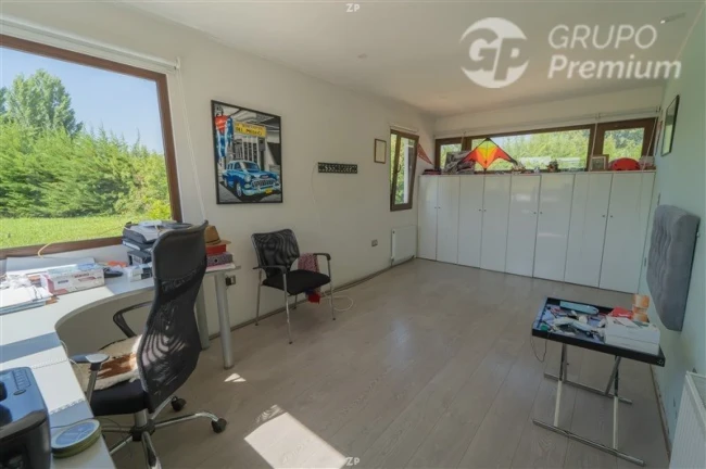 Parcela en venta de 7.333 m² con casa, bodegón de 365 m² y frente comercial