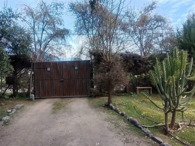 Parcela en venta de 5.600 m² con casa de madera, jacuzzi y árboles frutales