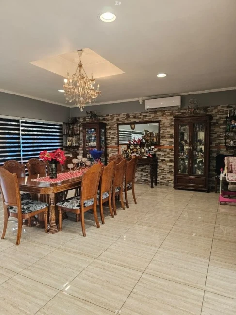 Parcela en venta de 1.600 m² con casa de 5 dormitorios, piscina y quincho
