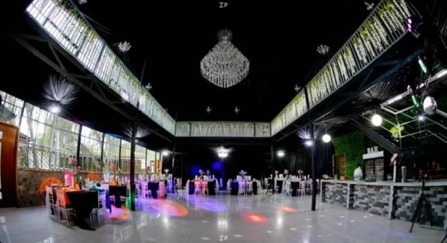 Parcela en venta de 12.000 m² con salones de eventos, casas, piscina y galpón