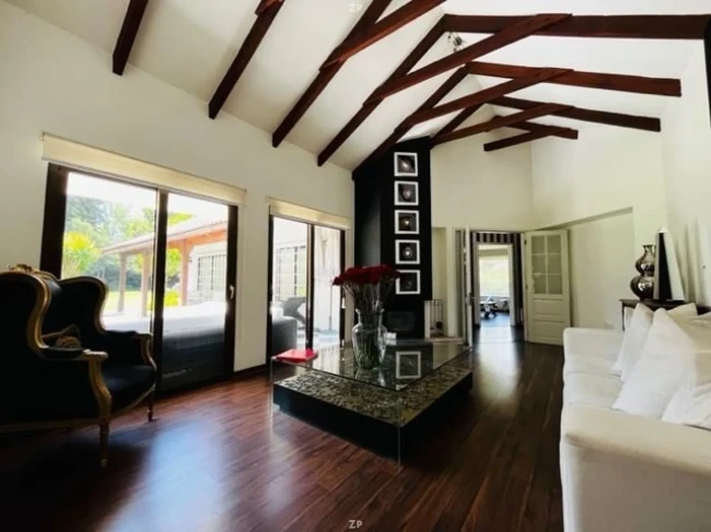 Parcela en venta de 5.000 m² con casa de 4 dormitorios, sauna y derechos de agua