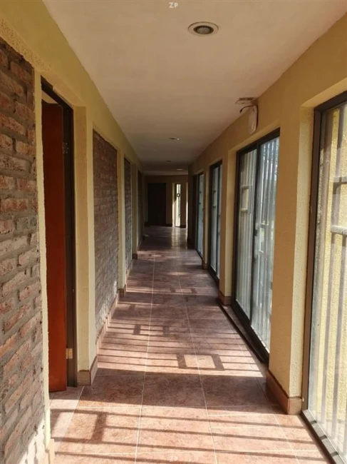 Parcela urbana en venta de 5.003 m² con casa de 7 dormitorios y 5 baños