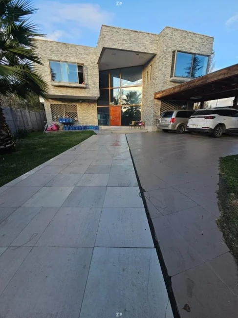 Parcela en venta de 1.600 m² con casa de 5 dormitorios, piscina y quincho