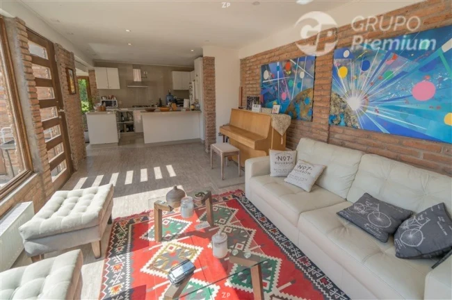 Parcela en venta de 7.333 m² con casa, bodegón de 365 m² y frente comercial