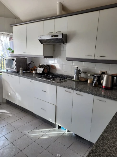 Casa en Venta en Petalonia | 4 Dormitorios, Piscina y 3 Estacionamientos