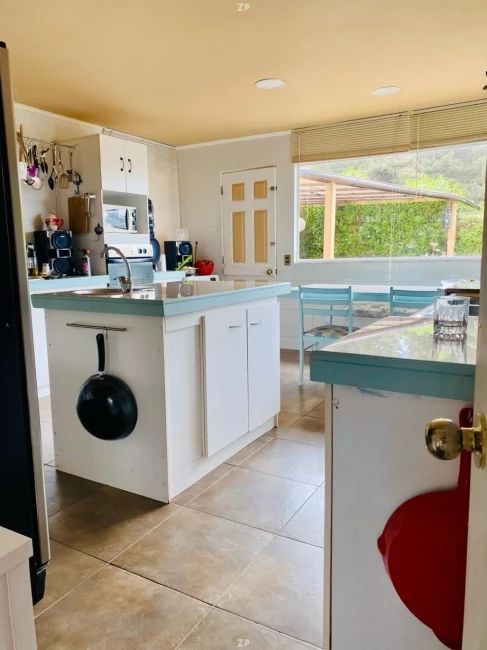Casa de 3 dormitorios con piscina, quincho y 4 estacionamientos 