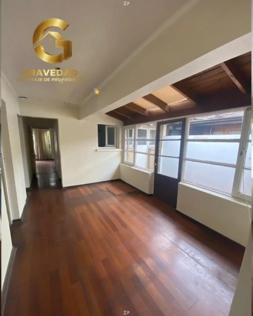  Una casa que ya sabe lo que es ser hogar con patio, estacionamiento, bodega.