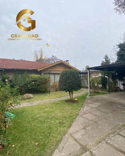  Una casa que ya sabe lo que es ser hogar con patio, estacionamiento, bodega.