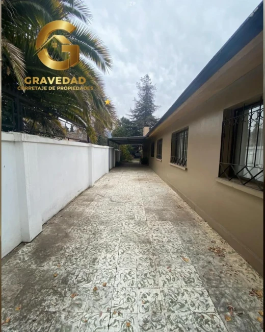  Una casa que ya sabe lo que es ser hogar con patio, estacionamiento, bodega.