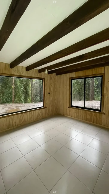 Parcela con casa nueva, bosque nativo, sendero y vertiente