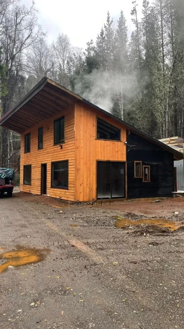 Parcela con casa nueva, bosque nativo, sendero y vertiente
