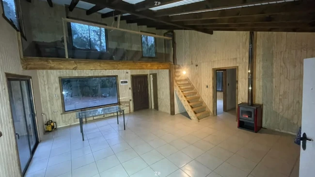 Parcela con casa nueva, bosque nativo, sendero y vertiente