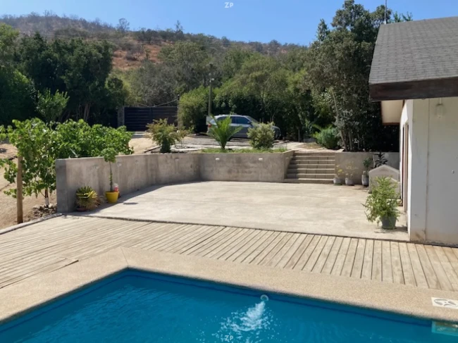 Parcela 6.410 m² con casa y piscina en Los Altos de Olmué