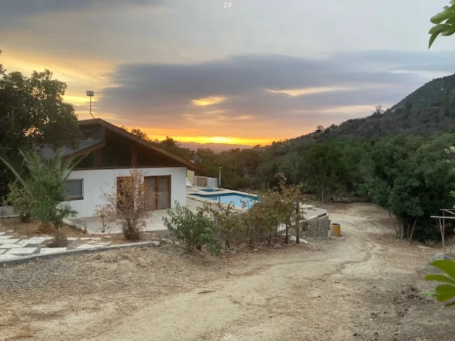 Parcela 6.410 m² con casa y piscina en Los Altos de Olmué
