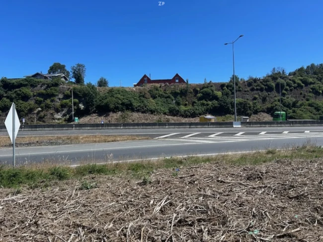 Pargua,Cruce Chayahue ,Terreno Orilla de Carretera.-