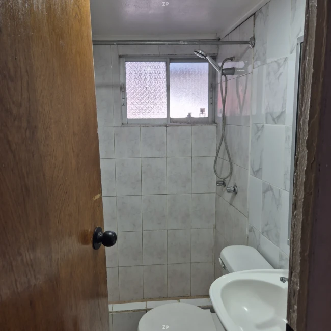 ARRIENDO CASA INTERIOR INDEPENDIENTE CON ESTACIONAMIENTOCERRO NAVIA