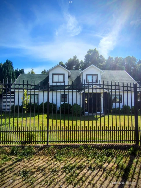 HERMOSA CASA ESTILO GEORGIAN MAS CABANA EN GRAN TERRENO
