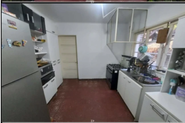 Casa en Viña del Mar, dos pisos, patio, estacionamiento.