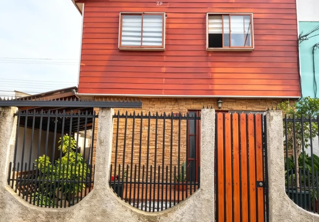 Casa familiar 3D/2B con quincho, patio y 2 estacionamientos