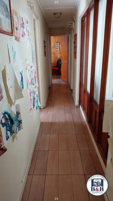 Vende Amplia Casa y Extenso Terreno a Pasos del Centro, oportunidad comercial.