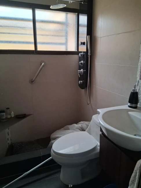 CASA 2 PISOS, PAREADA, 4 HABITACIONES, 2 BAÑOS, COCINA AMERICANA, LIVING COMEDOR