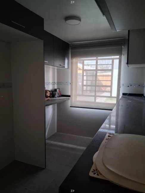 CASA 2 PISOS, PAREADA, 4 HABITACIONES, 2 BAÑOS, COCINA AMERICANA, LIVING COMEDOR