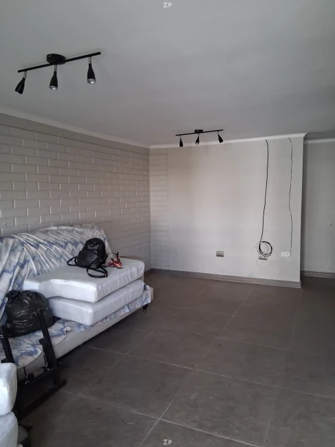 CASA 2 PISOS, PAREADA, 4 HABITACIONES, 2 BAÑOS, COCINA AMERICANA, LIVING COMEDOR