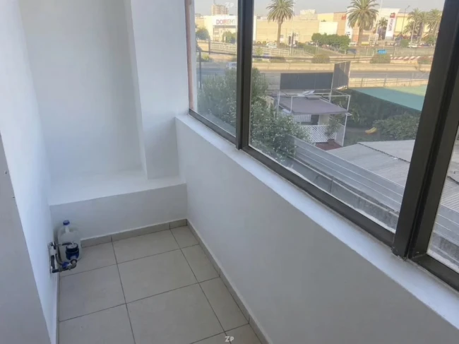 Local comercial frente a Mall Arauco Maipú, alta afluencia de público.